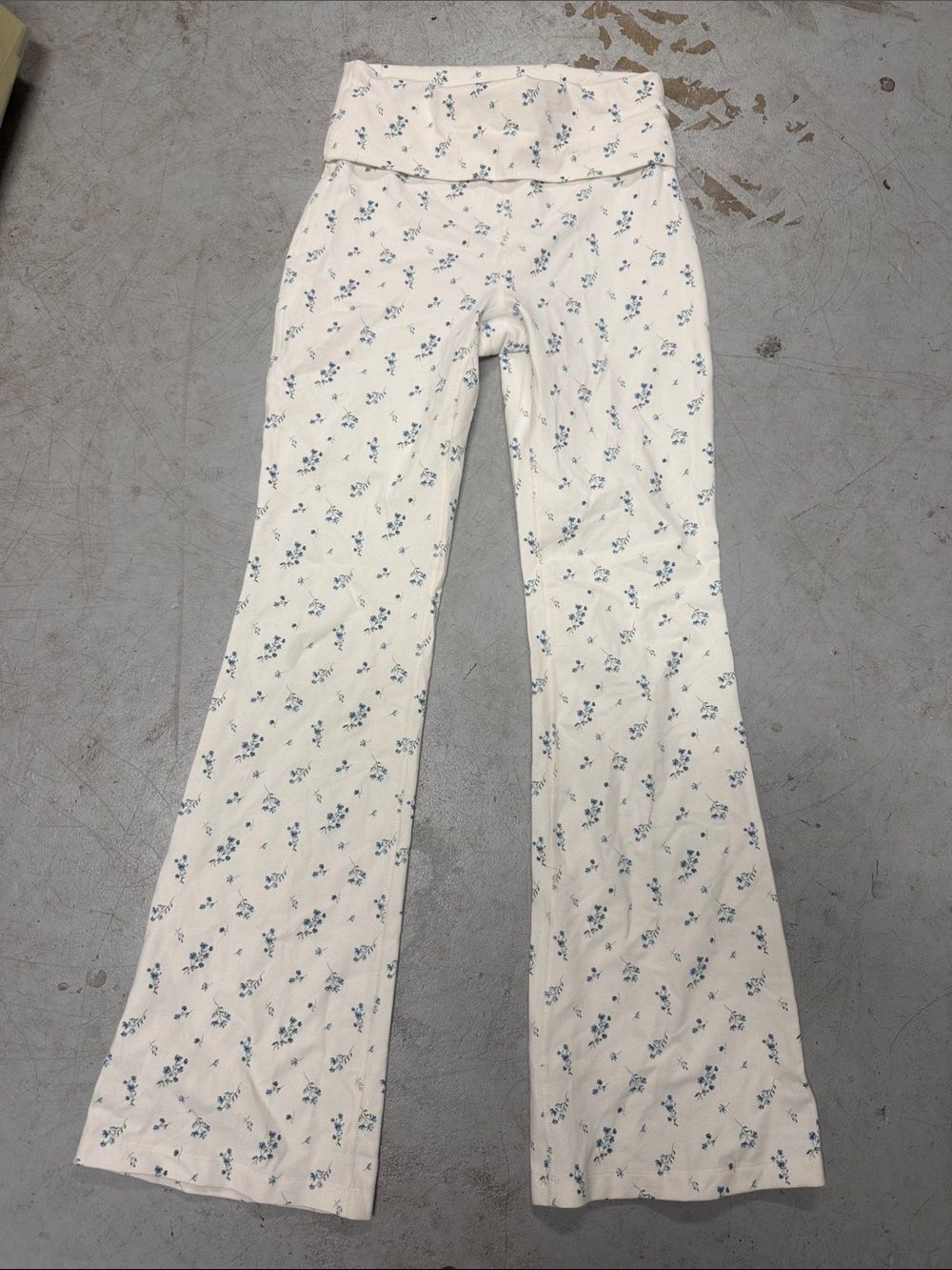 Floral Fold-Over Waist Leggings - Cream with Blue Floral Pattern - Size Small